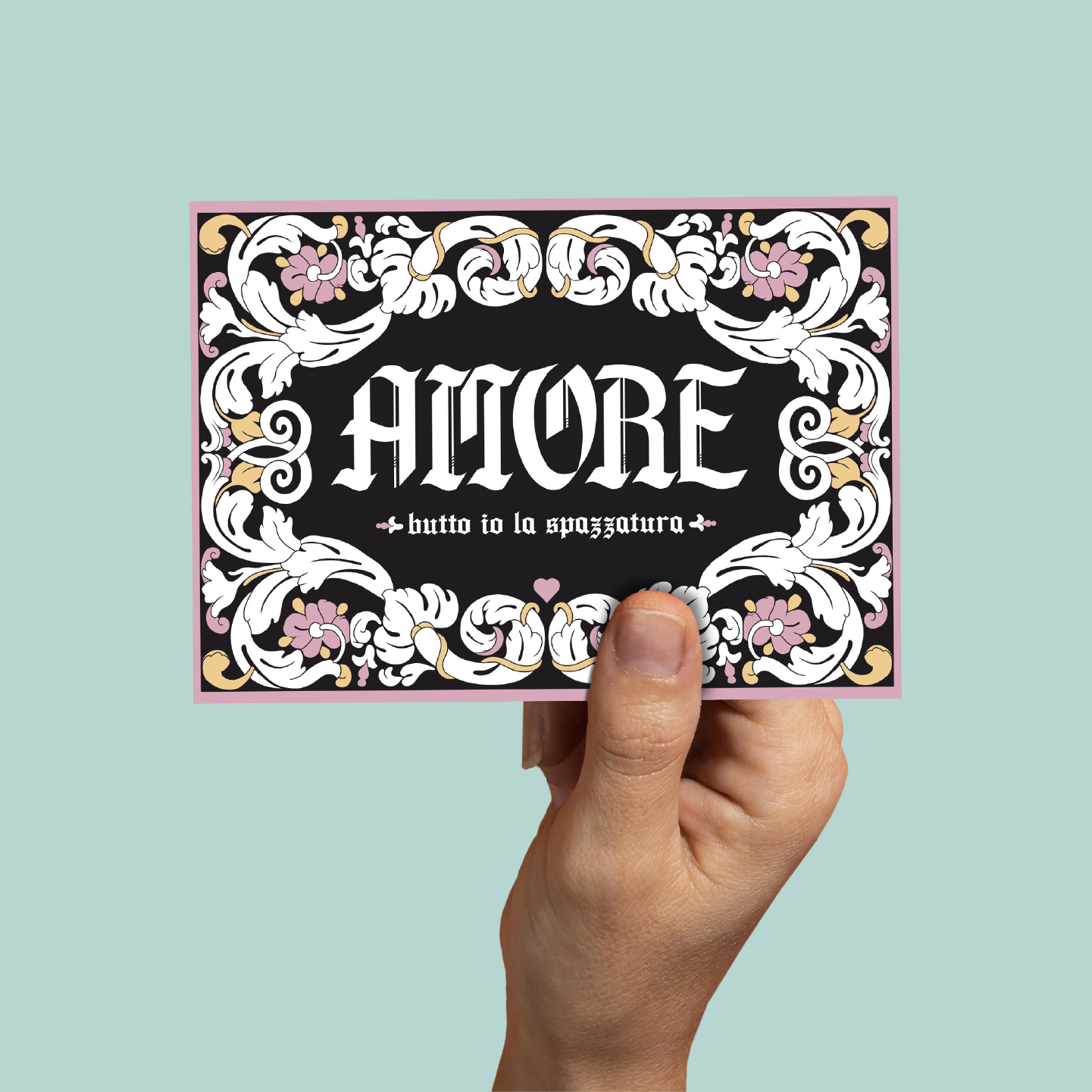 Cartolina di lettering «Amore» tenuta in mano