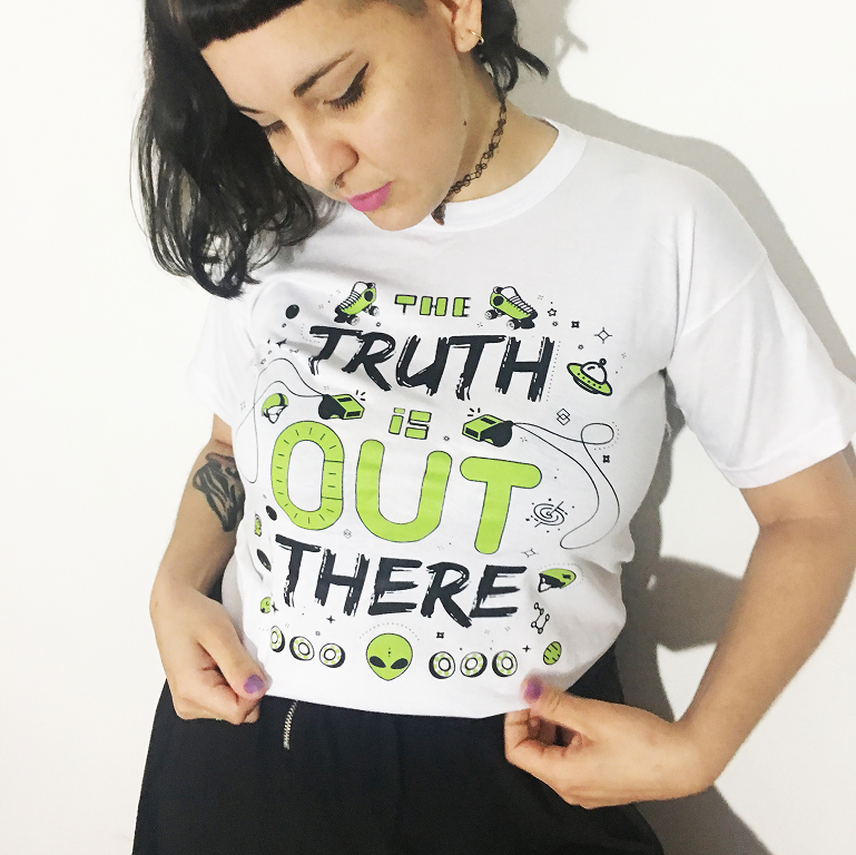T-shirt con lettering «The truth is out there»